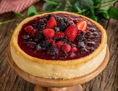 TORTA DE RICOTA COM FRUTAS VERMELHAS