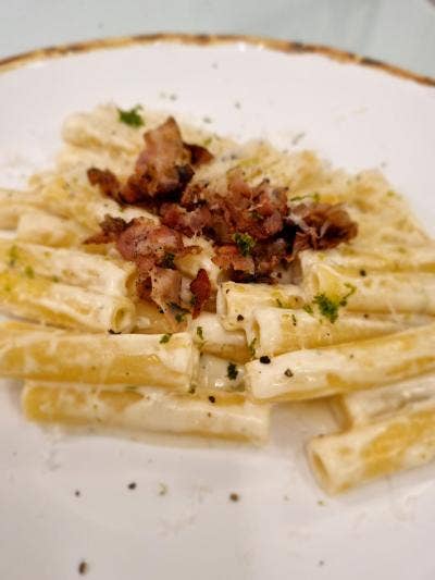 RIGATONI AO MOLHO DE RICOTA E PANCETA