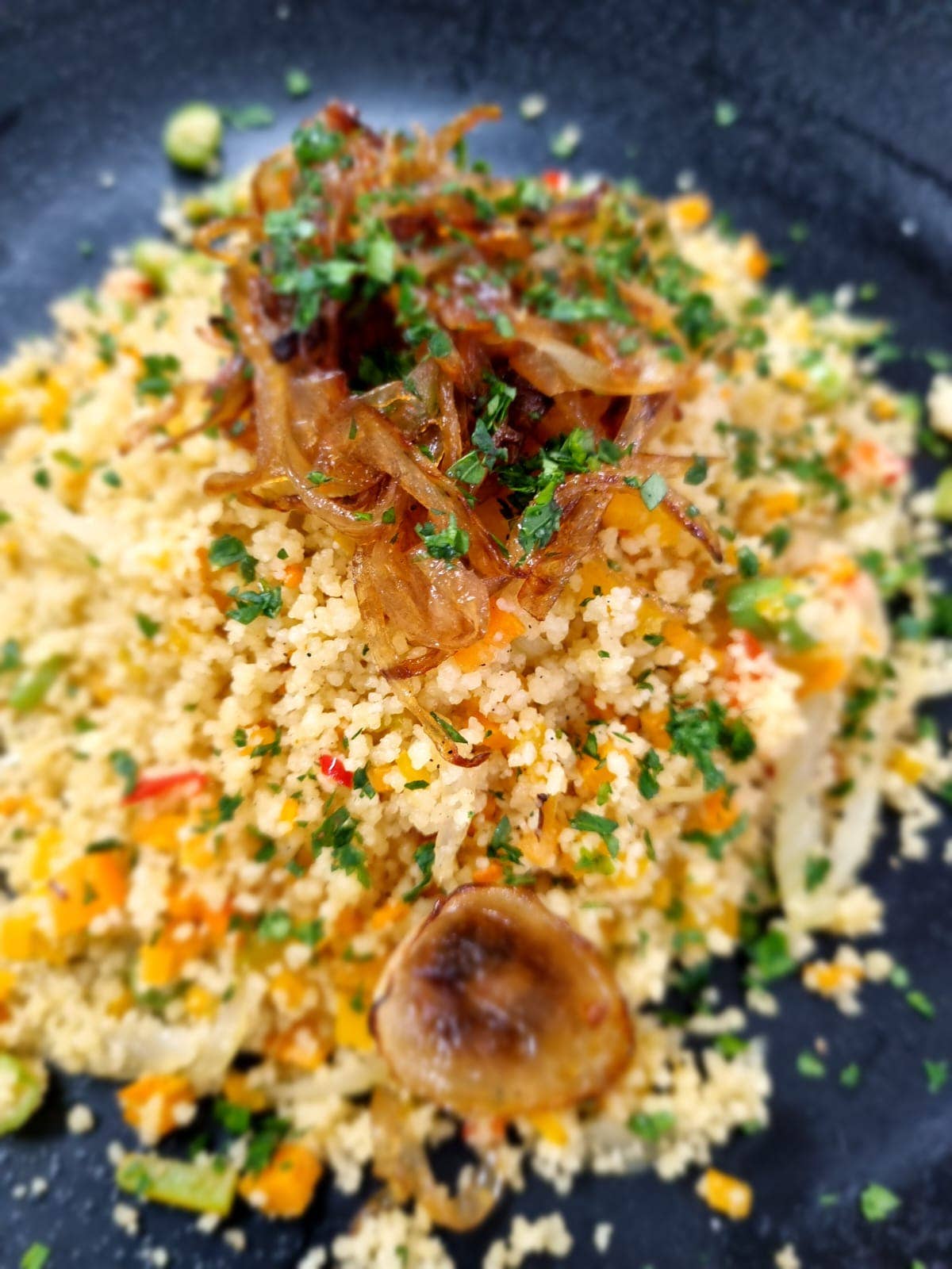 COUSCOUS MARROQUINO COM CEBOLA CARAMELIZADA