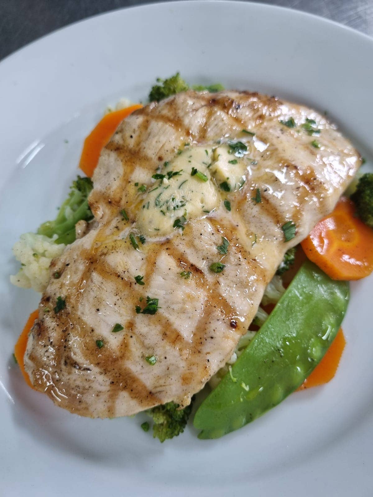 FILÉ DE FRANGO GRELHADO COM VEGETAIS E MANTEIGA AROMATIZADA